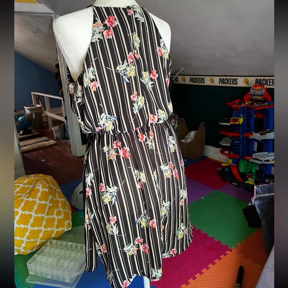 Lush summer halter dress - Picture 2 of 3